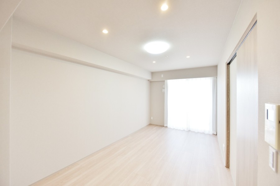 リビングから離れて静かな時間を過ごせる洋室1（約10.3帖）は、大きめのベッドを置いてもゆったりと使用できます。ウォークインクローゼットを設置しましたので、お部屋をすっきりと整頓きます。