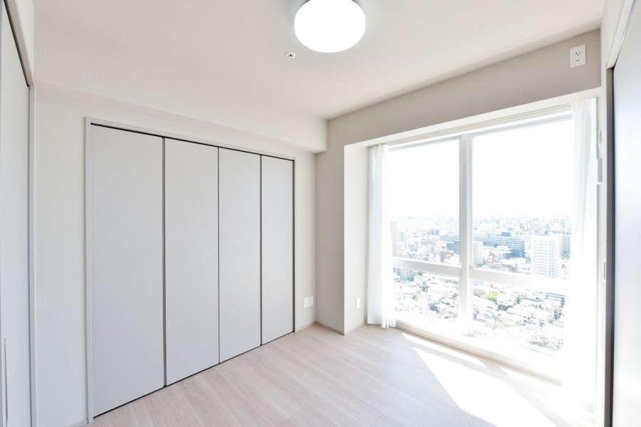 リビングに隣接し、家族の気配を感じながらくつろぐことができる洋室３（約5.1帖）です。家族構成やライスタイルに合わせて個室としても、拡張リビングとしても使用できます。