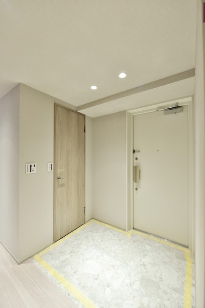 ゆったりとした余裕をもって構えた玄関スペース、家族やゲストを暖かく迎え入れてくれます。人感センサーライト設置していますので、手がふさがっているときでも自動点灯で安心です。