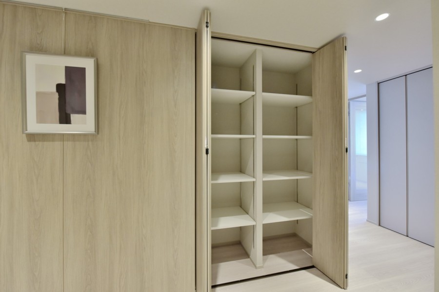 廊下には３か所の収納を設置しています。災害備蓄品やお掃除用品、オフシーズンの家電などの収納に便利です。家族共用のものやペット用品などもたっぷり入ります。