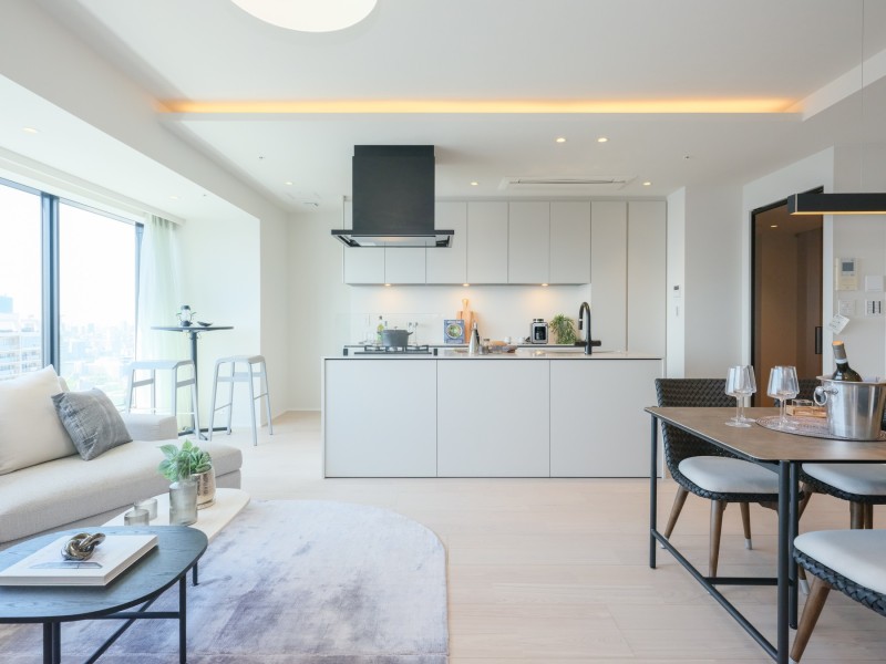 46階の高層住居です。遮るもののない西向きの窓からたっぷりの光を招き、やすらぎに包まれたリビングダイニングキッチンです。