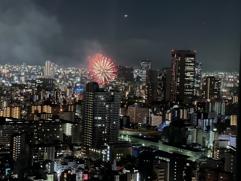 天神祭り奉納花火（2025年7月）の様子です。自宅のリビングから大阪の夏を満喫することができます。2025年度の淀川花火大会は10月開催予定です。