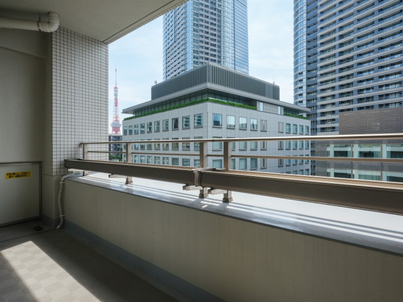 バルコニーには心地よい風が通り抜け、あたたかな光が降り注ぎます。視線を奥に向けると東京タワーが臨めます。