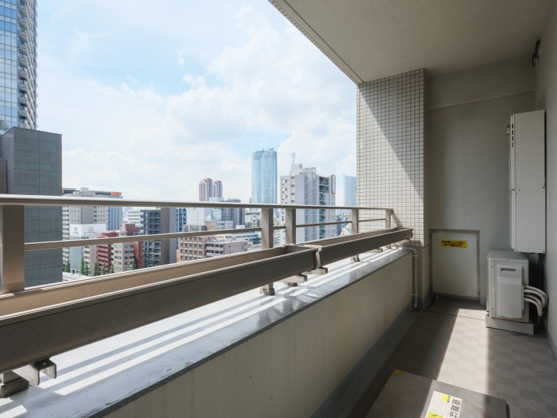 バルコニーからの眺望は、大きくひらけた空とビル群の街並みをお愉しみいただけます。移ろいゆく空模様を眺めながら、ほっとひと息つくのにもぴったりなリフレッシュ空間です。