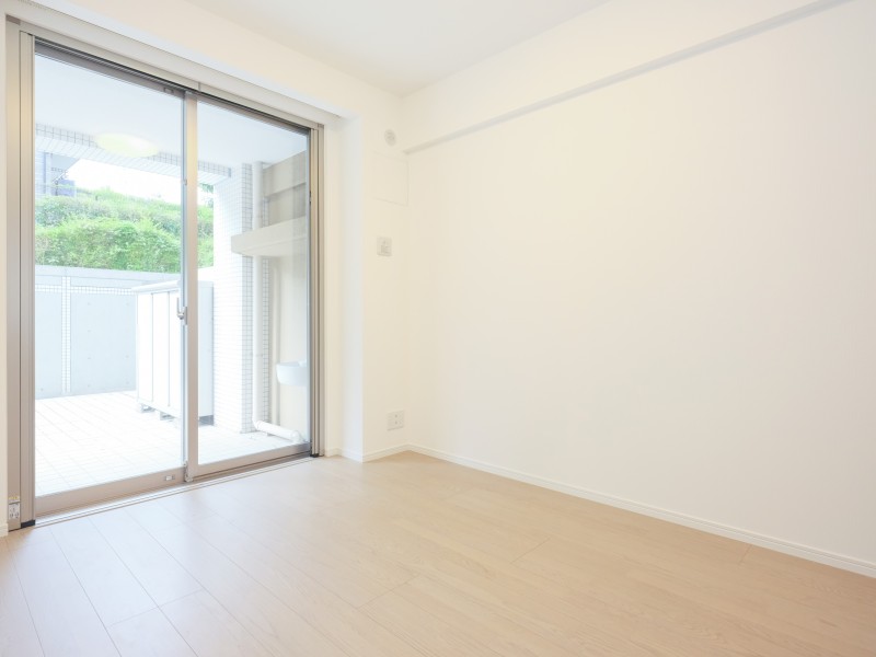 大きな窓から明るい陽光が差し込む洋室3(約6.1帖)は子供部屋やワークスペースとしても活躍しそうなお部屋です。