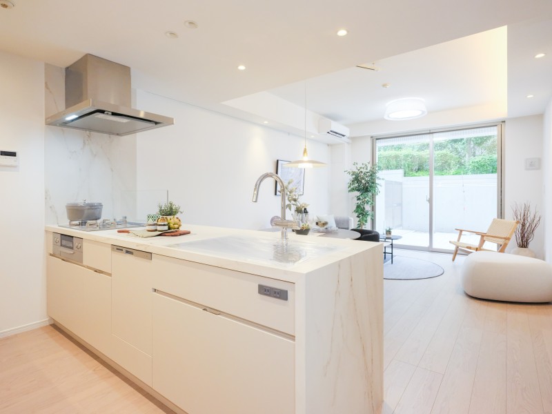 開放的な対面キッチンです。空間に美しく溶け込むデザイン性と快適な機能が充実した使い勝手の良いシステムキッチンです。