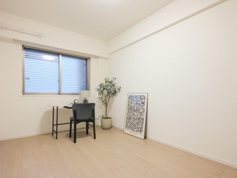 廊下からアクセスする洋室1(約7.4帖)は、北向きの窓から光が差し込む明るいお部屋。過ぎゆく時間をゆっくりと感じることができそうなプライベート空間です。