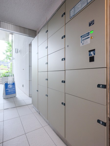 ◆宅配ボックス◆24時間いつでも荷物受け取りが可能。プライベートの時間を邪魔されず、配達時間も気にせず過ごすことができる便利な設備です。