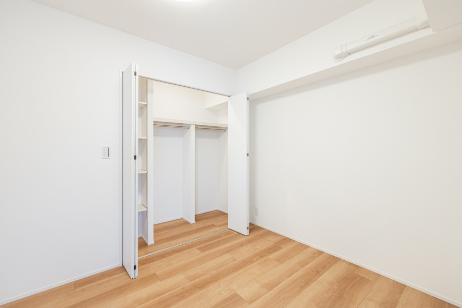 洋室3には間口の広いクローゼットがあるので、お手持ちの衣服などをたっぷり収納できそうです。