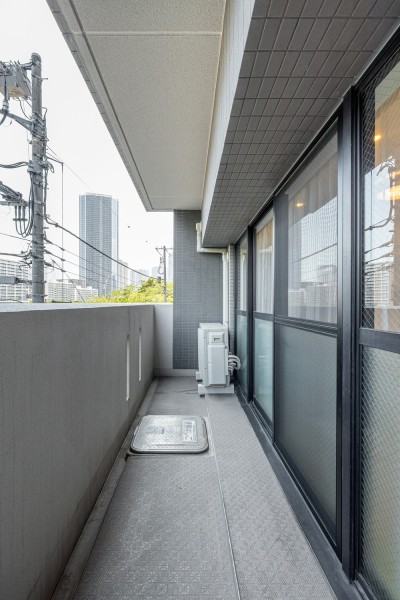 心地よい陽光を取り込み、空間をゆるやかに紡ぐバルコニーです。