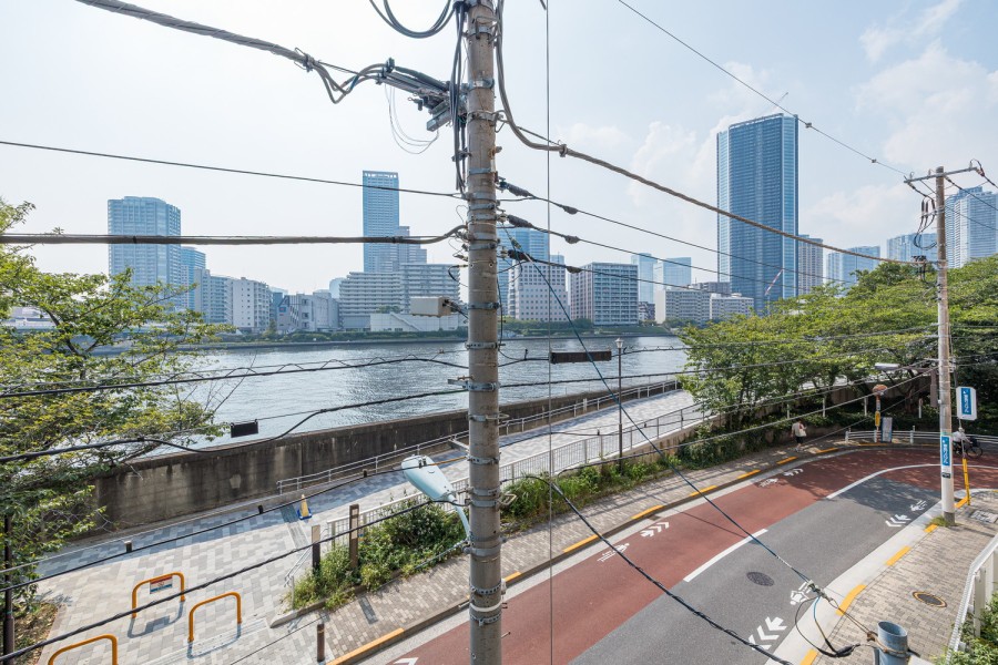 バルコニーやリビングからは隅田川ビューを堪能できます。青々とした開放的な空と水の潤いが、互いの魅力を引き立て合いよりいっそうゆとりを宿します。