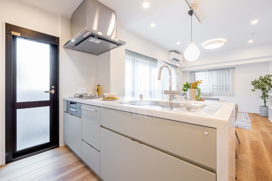 バルコニーに接続するゆとりあるキッチン空間です。キッチンは田中工藝製のオリジナルキッチンを採用。ガラストップのガスコンロは油汚れも簡単に落とせ、綺麗さをキープできます。