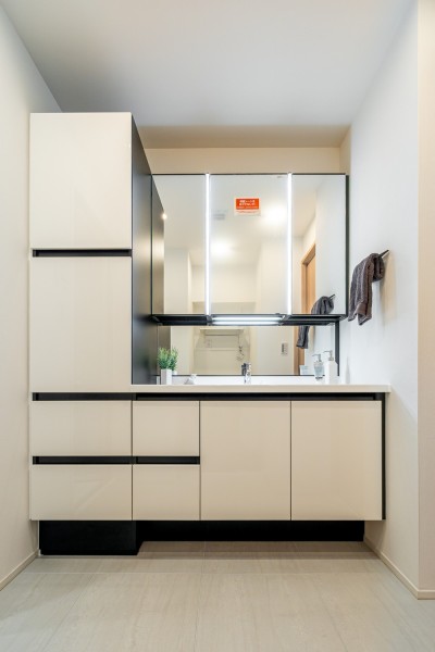 身支度の時間をも快適に彩る、美しく空間に溶け込む洗面化粧台です。三面鏡裏やサイドの収納、足元のキャビネットなど収納スペースが豊富です。