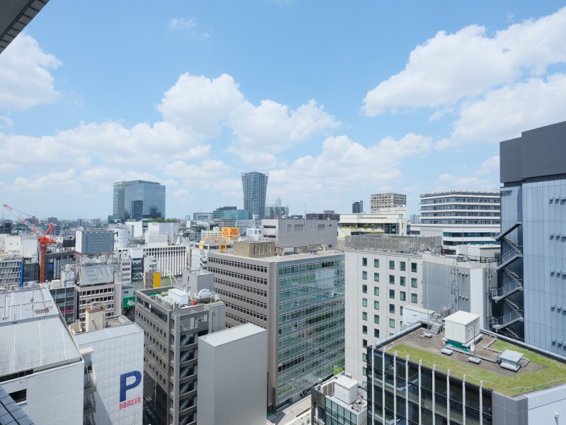 青々とした開けた空を見渡せる、胸のすく開放的な眺望です。のびやかに広がる空が日常となり、至福の時間に包まれる住まいです。