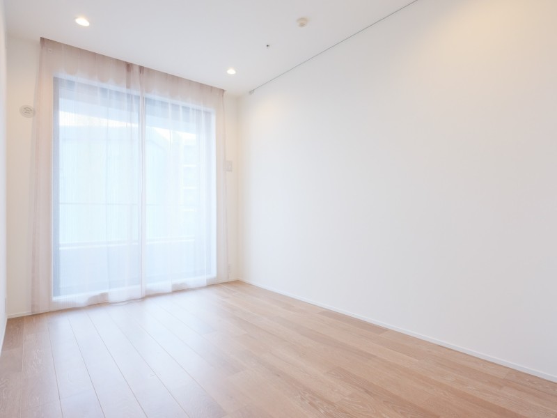 約6.7帖ある洋室1はリビングから一番遠く、プライベート性が高いお部屋です。ウォークインクローゼット付きで空間を有効に使えるため、主寝室としても快適にお過ごしいただけます。