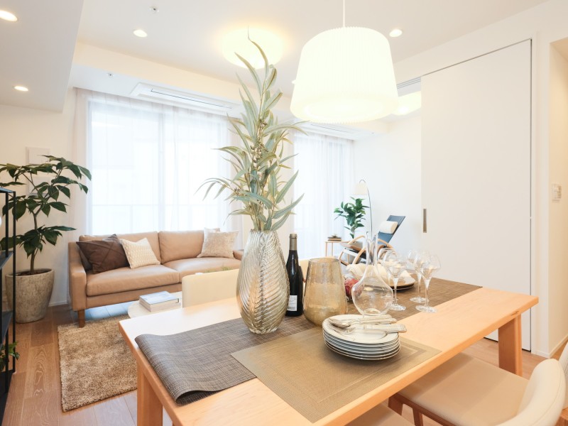 心がほっとする明るい自然光が差し込むリビングダイニングです。床暖房が敷設され、大切なペットも一緒に、ご家族みなさんが一年中快適にお過ごしいただけます。