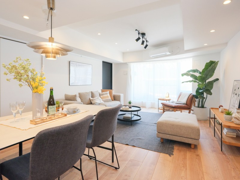 大きな窓から降り注ぐ柔らかな自然光で満たされ、穏やかな時間に纏われた空間です。LD部分には床暖房を敷設しているため、冬場の足元も冷え込むことなく暮らせるお部屋です。