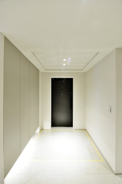 フットライトが優しく足元を照らすエレガントな玄関です。人感センサーライトを設置していますので、遅い時間のご帰宅や手がふさがっているときでも自動点灯で安心です。