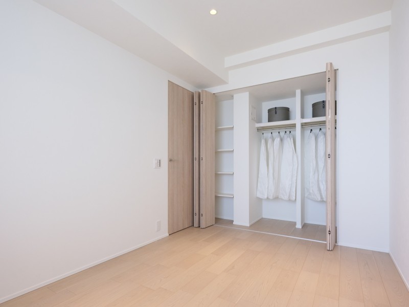 洋室2にはクローゼットと棚を造作しました。お洋服や小物など収納が可能です。