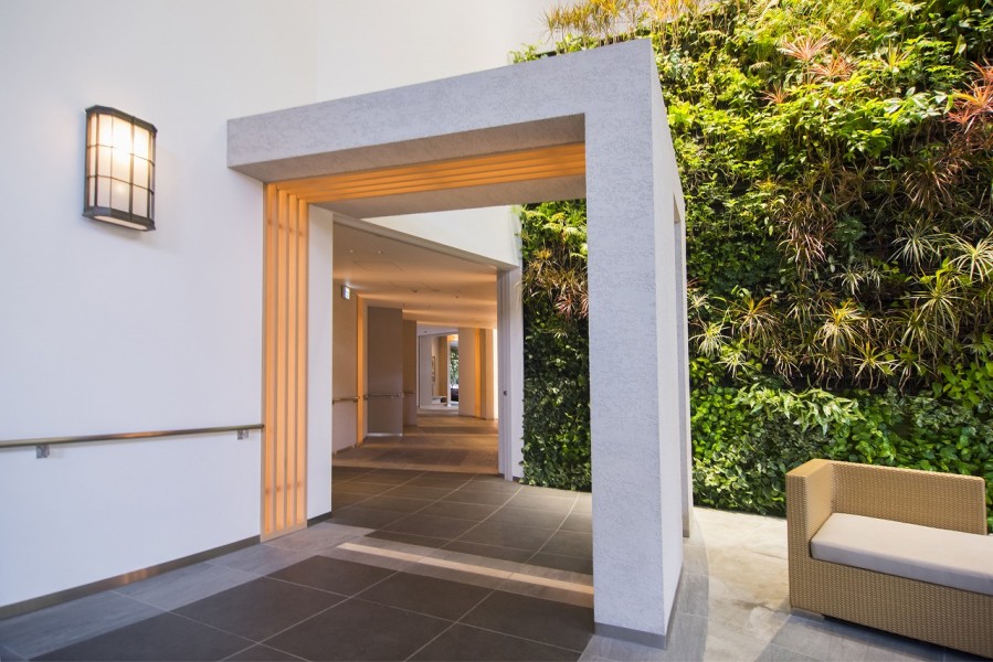 白を基調とした内装と緑いっぱいの観葉植物で心地よい時間が流れる共用部です。安心の24時間有人管理で快適にお過ごしいただけます。