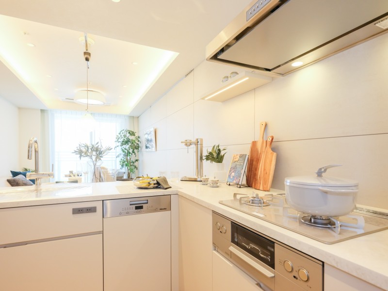 リビングにいるご家族とおしゃべりしながら家事ができる人気のオープンキッチンです。