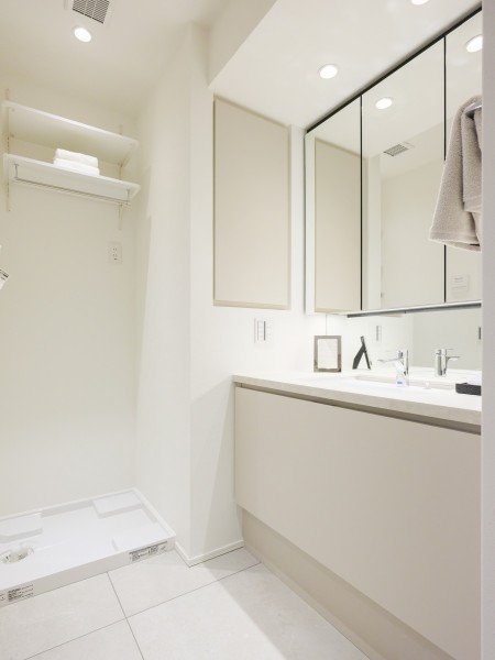 空間に美しく溶け込むスタイリッシュなデザインの洗面化粧台は、収納豊富な三面鏡タイプ。三面鏡の裏や足元の棚など収納スペースが豊富です。