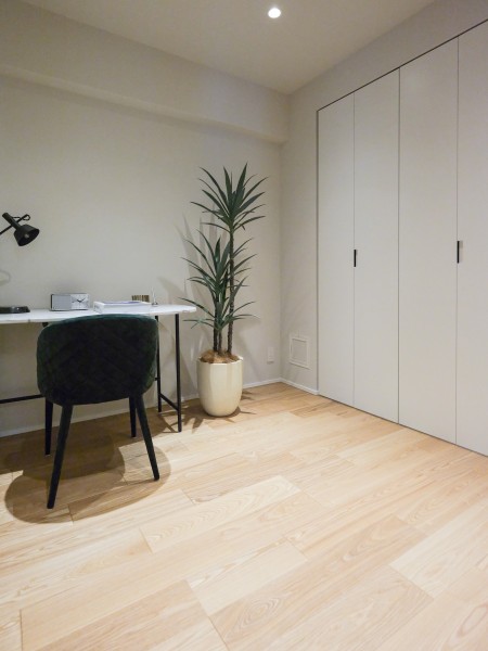 洋室1はクローゼット付きの約4帖のお部屋です。テレワークや作業スペースなど、集中して作業したいときにぴったりなお部屋です。