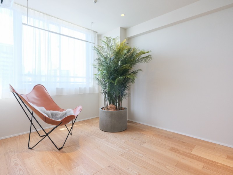 洋室2は約6.4帖の明るいお部屋です。窓からの柔らかな陽光に満たされ、伸びやかな時間をお過ごしいただけます。