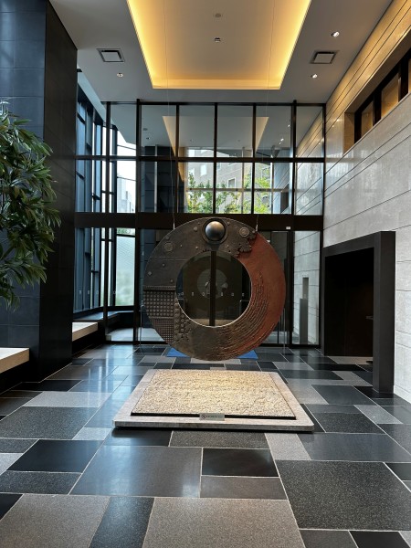 エントランスホールの中空には「環」と銘打たれたオブジェが浮かびます。空間全体に壮大さや繊細な気配を創出しています。