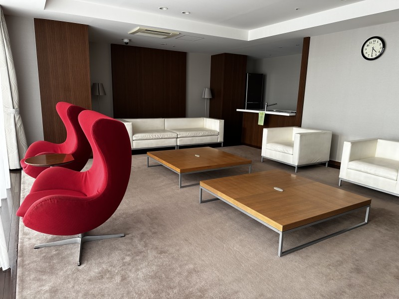 31階にはスカイラウンジがあり、事前申請をすると貸切で使用することが可能です。窓側に設置されているイスに座りカーテンを開けるとスカイツリーを見ることができます。夜景を眺めながらご家族とお話しできます。