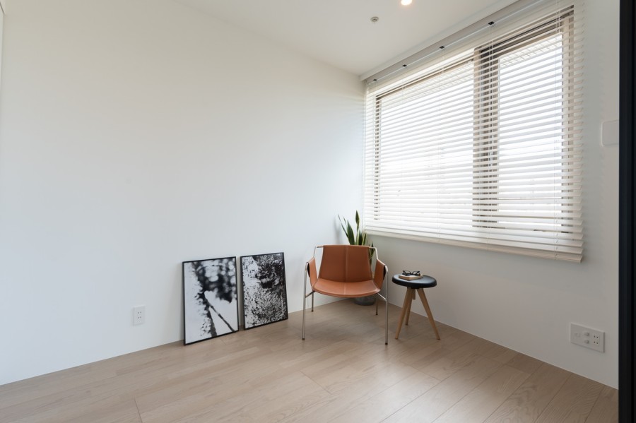 穏やかな自然光が入り、のびのびとお過ごしいただけるお部屋です。趣味のお部屋や書斎として活躍します。