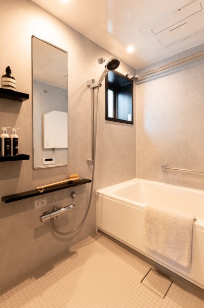 浴室にも窓があるため、自然光を採り込み換気に嬉しい仕様になっています。