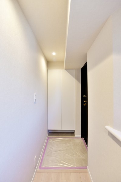 人感センサーライト付きの玄関ですので、帰宅時に両手が塞がっていてもスイッチを手探りでさがす必要もありません。パッと明るく迎えてくれますので、帰宅時も安心です。