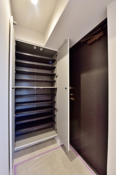 白を基調とした清潔感溢れる玄関です。頼もしい収納力を持つシューズボックスが備え付けられていますので、玄関もすっきり綺麗に保つことが出来ます。