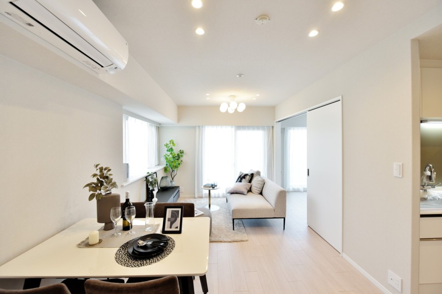 窓が多く明るく使いやすい、機能的な間取りですので、単身の方やセカンドハウス、ご夫婦お二人暮らしなど様々なライフスタイルの方々に選んでいただきやすい物件です。