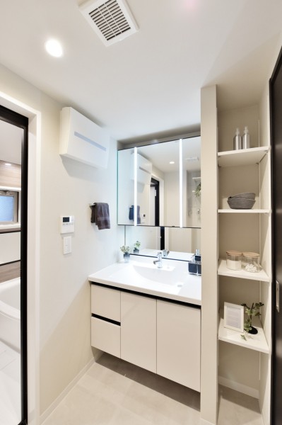 洗面台の横にも棚がありますので、細かな物もしっかりと収納が出来ます。三面鏡裏の収納、タッチレススイッチを採用しており、朝の慌ただしい時間も入浴後のリラックスタイムにも機能的で使いやすい洗面台です。