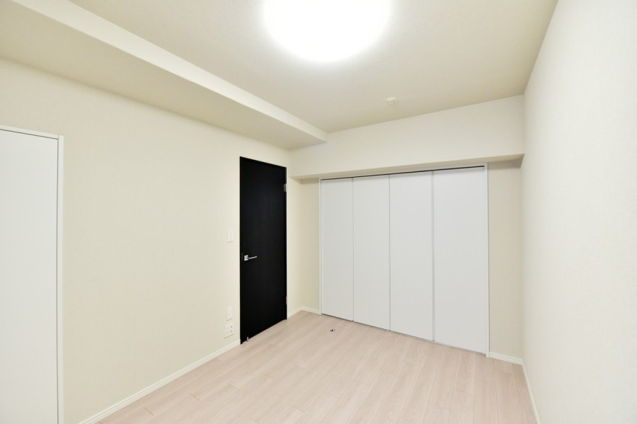 柔らかな光の入る洋室1（約6.0帖）は、凹凸も少なく、家具の配置がしやすいお部屋です。静かに落ち着いて体を休めて頂ける主寝室にいかがでしょうか。