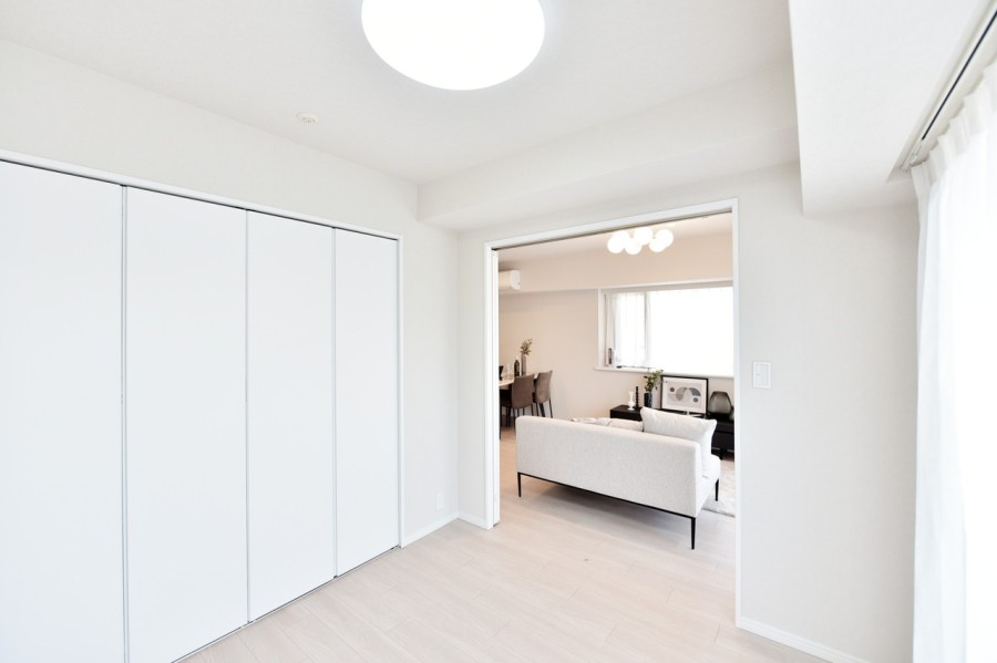 リビング横に面した洋室2（約4.4帖）は扉を開放して拡張リビングとしてもお使い頂けます。バルコニーに面しておりますので、明るいお部屋です。大き目のクローゼットもあります。