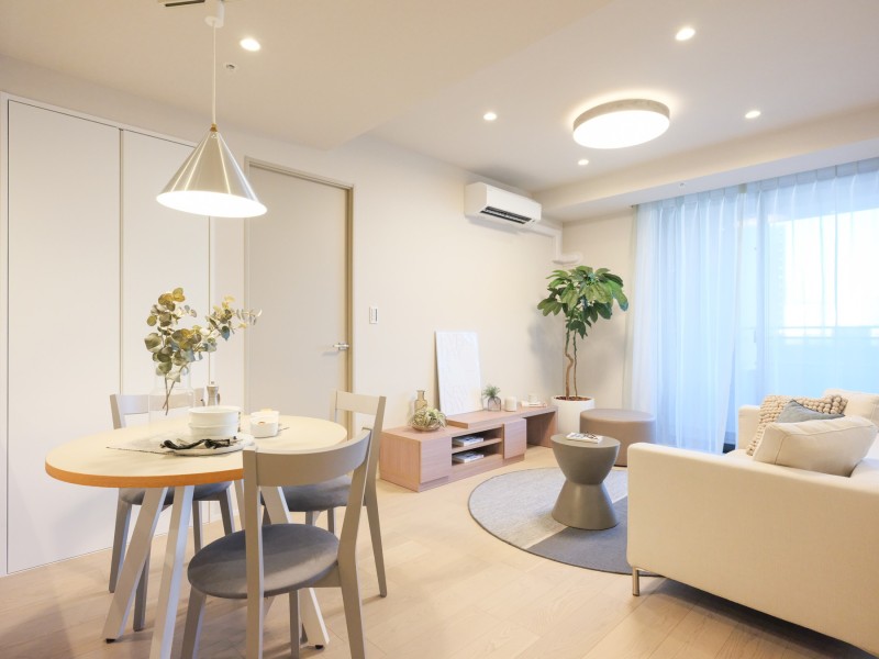 大きな窓からたっぷりの光が差し込み、開放的なリビングダイニングです。休日にはご家族でリビングでまったりとお過ごしいただけます。