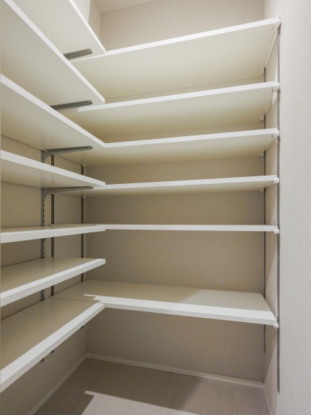 シューズインクローゼットを造作いたしました。スニーカーから高さのあるブーツまで収納可能となっております。お出かけするときに靴選びが楽しくなりますね。