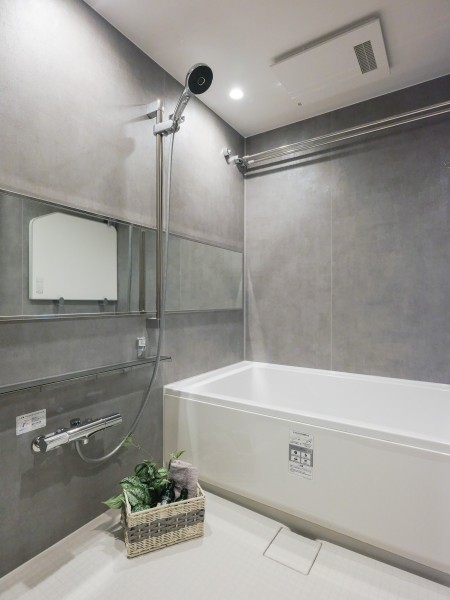 壁紙はグレーカラーを使用することで落ち着いたスタイリッシュな雰囲気のバスルームとなっています。日々の疲れを癒したいときや落ち着いた気持ちになりたいときに、ゆっくりとすることができる空間となっています。