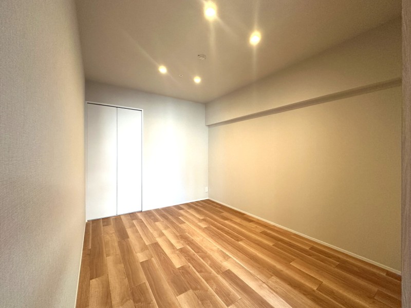 洋室3（約5.5帖）はリビングに隣接しており、扉を開放して拡張リビングとしても使用できます。ライフスタイルや家族構成に合わせてフレキシブルに使用できる機能的なお部屋です。