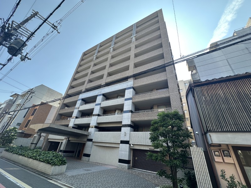 阪急烏丸駅から3分、その他地下鉄も利用可能で２沿線３駅を使い分けできるアクセス便利な立地です。総戸数39戸、平成15年建築です。お買い物施設も近く、日常生活も過ごしやすくなっています。