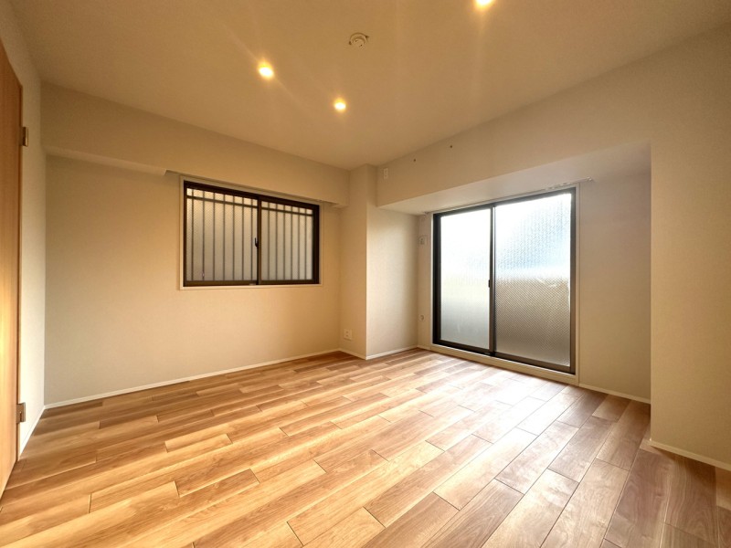 二面バルコニーで優しい光が差し込む洋室1（約8.0帖）は床暖房完備で、足元から暖かく快適にくつろげます。ウォークインクローゼットを備え付けましたので、お部屋を広く使用できます。