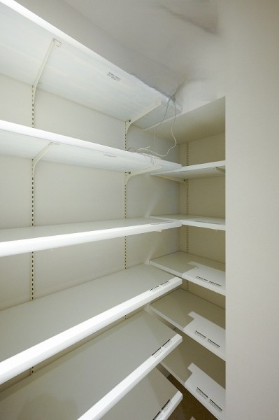 可動式のシューズインクローゼットを造作いたしました。シューズのサイズやお好みの間隔に合わせて変更可能です。高さのある靴を収納したいときや下段にゴルフグッズやキャンプグッズなど室内に持ち込みたくないといったものを収納する際に活躍します。