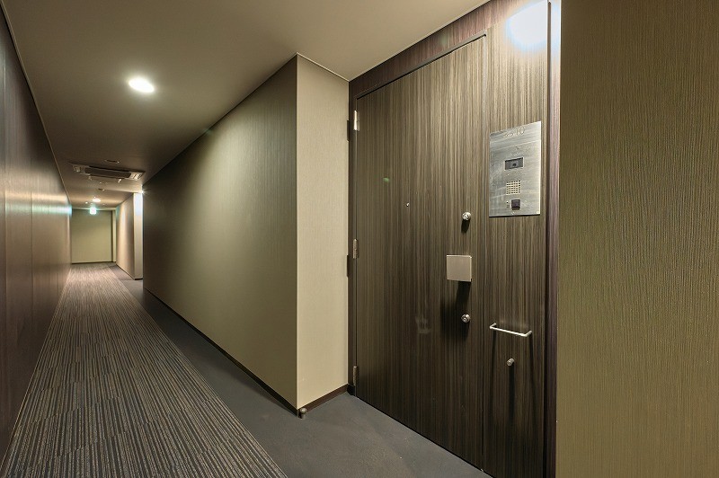 エレベーターが複数機あり、朝の通期時間の混雑時や帰宅時間の混雑時にも快適に利用ができます。高層階にお住まいでも安心してご利用ができます。