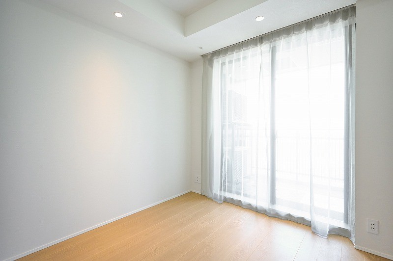 洋室1はリビングから最も遠い位置にあり、約5.7帖の広さがあるため主寝室としてお使いいただけます。落ち着いたカラーのクロスとフロアー材が優しい気持ちにさせ、安眠へ誘ってくれるような空間となっております。クローゼットが2箇所設置されているため、収納性が高くなっております。