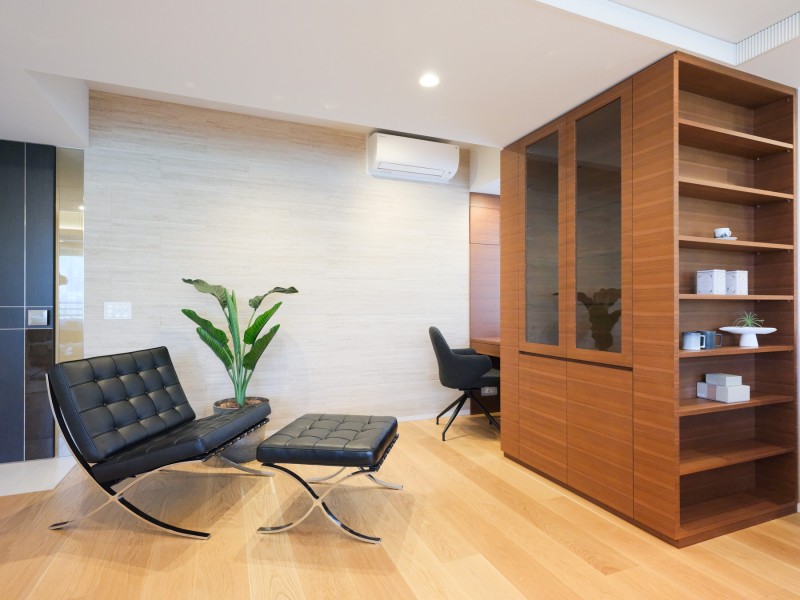 LDKには収納があり、食器や置物、書籍といったお好きなものを見せる収納でいつでも眺めることができます。色味がオーク系でお部屋の雰囲気と調和し、インテリアを邪魔しないようになっております。収納のお隣にはカウンターがあり、作業スペースとしてお使い可能です。