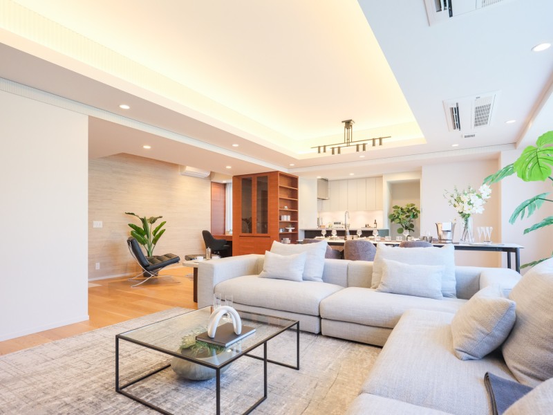 LDKよりキッチンを眺めることができ、会話をしながらお料理やお掃除が可能になっております。ご家族とのお時間をより大切にできる空間になっております。