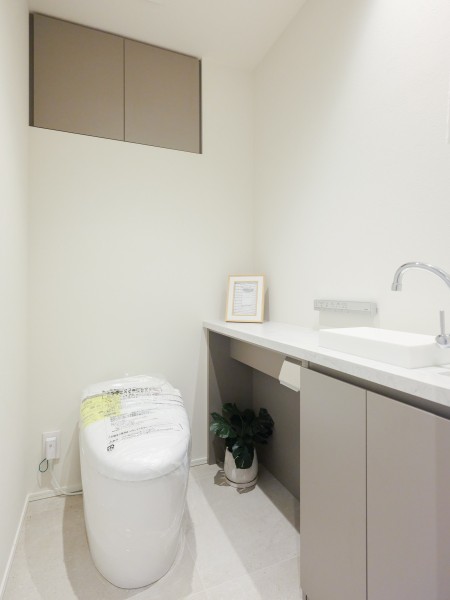 レストルームにはタンクレストイレと収納棚、手洗い場を設置しました。タンクレストイレにすることでタンクお掃除がなくなり家事を楽にできるようになっています。